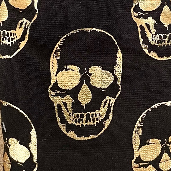 NWT SET OF 2 SKULL 💀 Gold Foil Bathroom Hand Towels - Picture 2 of 7